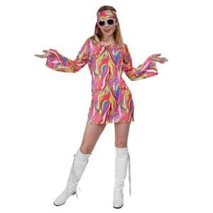 femme qui porte un déguisement, une robe courte rose avec manches bouffantes aux motifs hippie avec bandeau assorti et elle porte aussi des lunettes de soleil , présentée sur un fond blanc