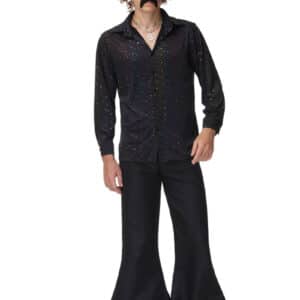 Homme avec une perruque et une fausse moustache qui porte un déguisement , un ensemble style disco composé d'une chemise noire brillante, et un pantalon bouffant noir, il est présenté sur fond blanc