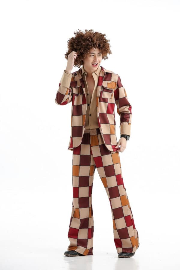 Jeune homme avec une coupe afro, porte un déguisement, un costume à carreaux avec une coupe ample et pantalon bouffant, présenté sur fond blanc