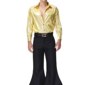 jeune homme qui porte un déguisement ensemble disco avec une chemise jaune et un pantalon bouffant noir , il est présenté sur fond blanc