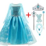 robe déguisement de la reine des neiges bleue à sequins avec voiles transparents et accessoires assortis, présentés sur fond blanc