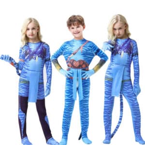 3 enfants debouts, deux filles et un garçon au centre portant le costume Avatar bleu