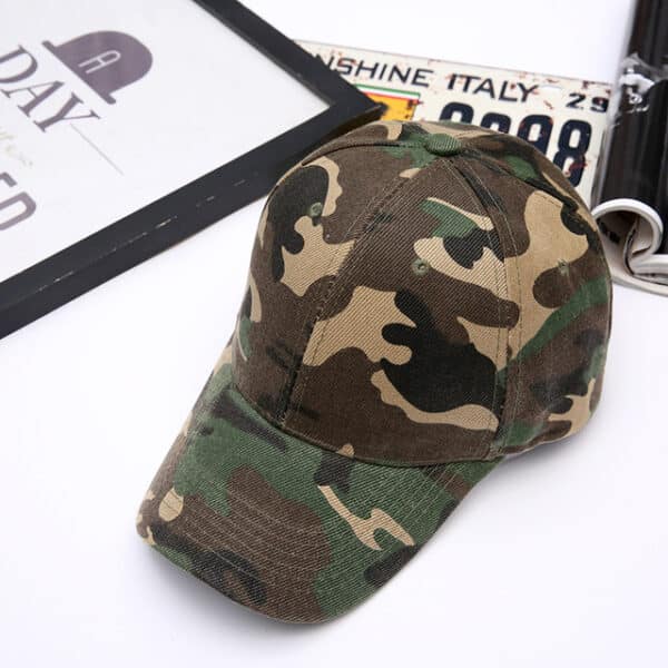 Casquette militaire pour homme, armée vert sur une table avec une cadre à côté.