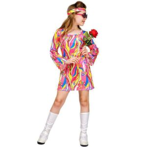 Déguisement robe hippie pour enfants, multicolore porté par une petite fille qui porte une rose et une botte blanche.