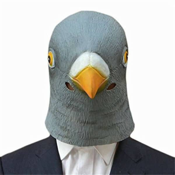 Masque de pigeon gris avec le bec orange porté par un homme de face en chemise et veste de costume