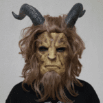Masque de la Bête marron avec de longs cheveux et barbe, avec deux cornes sur la tête, porté par un homme de face