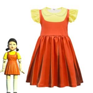 Déguisement Squid Game de poupée en robe orange et haut jaune à volant, avec en bas à gauche le portrait du personnage