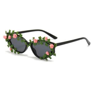 Lunette noire ornée de fleurs en plastique sur fond blanc.