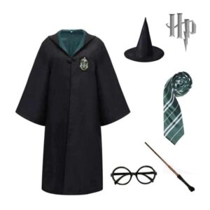Déguisement Harry Potter Serpentard Adulte. Le déguisement contient une cape aux couleurs de verte de Serpentard, une baguette magique, une cravatte verte, une paire de lunette ainsi qu'un chapeau pointu.