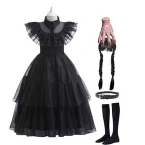 Une robe noire comme celle de Mercredi Addams, La Chose, une perruque noire, une ceinture noire et des chaussettes noires hautes sur un fond blanc.