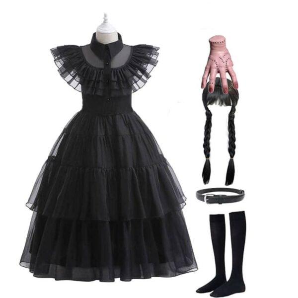 Une robe noire comme celle de Mercredi Addams, La Chose, une perruque noire, une ceinture noire et des chaussettes noires hautes sur un fond blanc.