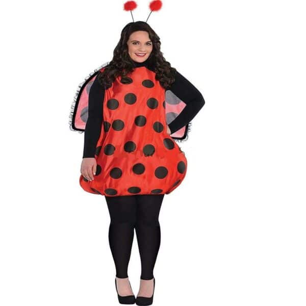 48780-786e8f.jpeg une femme déguisée en coccinelle pose devant un fond blanc. Elle porte une robe rouge avec des points noirs, des ailes au même motif et des antennes.