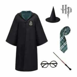 Déguisement Harry Potter Serpentard Enfant. Le déguisement contient la cape aux couleurs verte et noire de Serpentard ainsi que le chapeau pointu, la cravatte verte, les lunettes et la baguette magique Harry Potter.