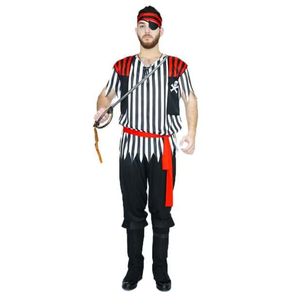 Homme portant le déguisement de pirate pour homme, se composant d'un pantalon avec une paire de couvre bottes, une ceinture rouge, un t-shirt rayé blanc et noir, un gilet à enfiler noir, un cache-œil et un bandeau de tête, sur fond blanc.