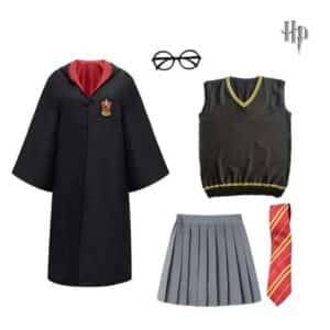 Déguisement Harry Potter Gryffondor pour Enfant. Vous y retrouverez la cape Griffondor, la jupe plissée d'Hermione, les lunettes, le gilet ainsi que la cravatte rouge.