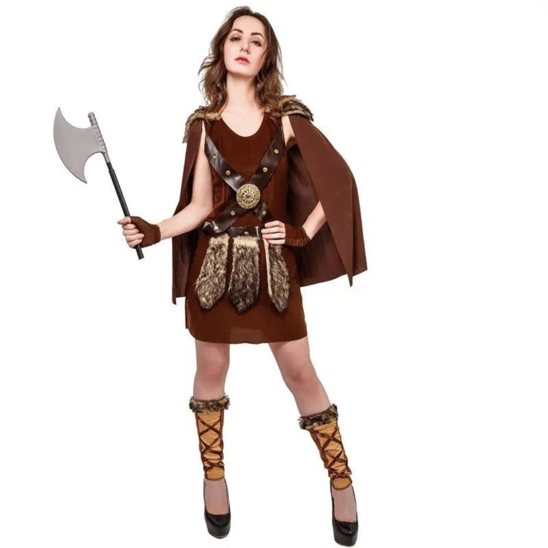 Femme portant le costume de guerrière viking se composant d'une robe marron, de lanières en cuir croisées sur le buste, avec des pièces en fausse fourrure à la taille, une cape avec un col en fausse fourrure, des gants et des jambières, sur fond blanc.