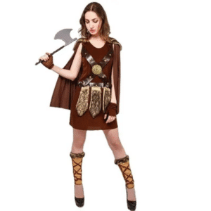 Femme portant le costume de guerrière viking se composant d'une robe marron, de lanières en cuir croisées sur le buste, avec des pièces en fausse fourrure à la taille, une cape avec un col en fausse fourrure, des gants et des jambières, sur fond blanc.