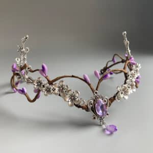 Un diadème style elfe, orné de fleurs argentées et de cristaux violets.