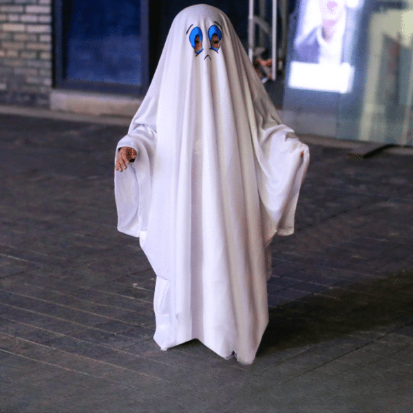 déguisement d'un fantôme enfant en blanc et bleu
