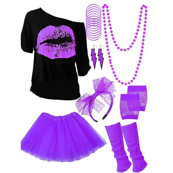 Déguisement violet des années 80 comprenant un t-shirt noir à logo violet bouche, des bracelets, un collier, des boucles d'oreilles, un serre-tête, une jupe en tulle, des mitaines et des jambières