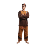 Homme portant le déguisement indien pour homme composé d'un pantalon marron, large et confortable avec des franges sur le bas et une tunique marron avec un plastron à franges décoré de motifs traditionnels indiens, un bandeau de tête, sur fond blanc.