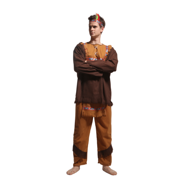 Homme portant le déguisement indien pour homme composé d'un pantalon marron, large et confortable avec des franges sur le bas et une tunique marron avec un plastron à franges décoré de motifs traditionnels indiens, un bandeau de tête, sur fond blanc.