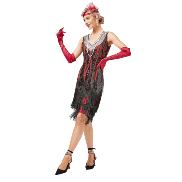 Femme portant le costume vintage charleston se composant d'une robe rouge à sequins noirs avec des franges sur le bas, sur fond blanc.
