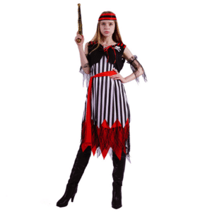 Femme portant le costume de pirate pour femme, se composant d'une robe mi-longue rayée noire et blanche, avec un volant rouge, une ceinture rouge et un bandeau à nouer autour de la tête, sur fond blanc.