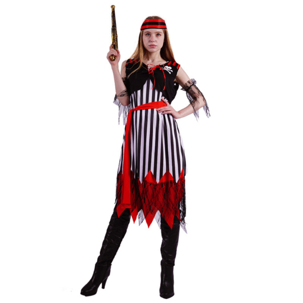 costume d'égyptienne (7) Femme portant le costume de pirate pour femme, se composant d'une robe mi-longue rayée noire et blanche, avec un volant rouge, une ceinture rouge et un bandeau à nouer autour de la tête, sur fond blanc.