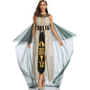 Femme portant le costume de la reine Cléopâtre avec ses accessoires, sa robe beige avec le plastron, la ceinture, la toge et les bracelets sur fond blanc
