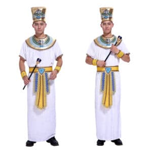 Homme portant le costume Pharaon adulte, comportant une robe logue satinée beige, une large ceinture dorée, des bracelets dorés, un large plastron qui couvre les epaules et une coiffe dorée, sur fond blanc
