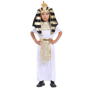 Petit garçon portant le déguisement égyptien pour enfant avec la longue tunique blanche, la ceinture dorée, la plastron doré qui recouvre les epaules et le Némès, coiffe traditionnelle égyptienne, sur fond blanc.