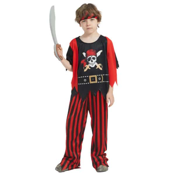 Garçon qui porte le Costume de pirate enfant accompagné de tous ses accessoires, c'est-à-dire le pantalon avec sa ceinture, le t-shirt avec l'impression tête de mort et ses deux pans de tissus qui rappellent le gilet de pirate, sur fond blanc