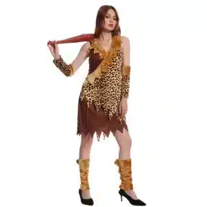Une femme pose en costume préhistorique. Elle porte une robe marron et léopard avec des manchettes léopard et des guêtres marron. Elle a une massue à la main.