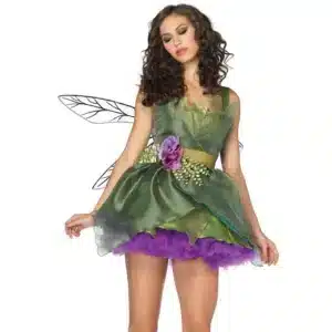 Une femme pose dans un déguisement de fée. Le costume est une robe verte et violette avec un décolleté croisée et un bas en forme de pétales. Il a une ceinture avec des fleurs et des ailes.