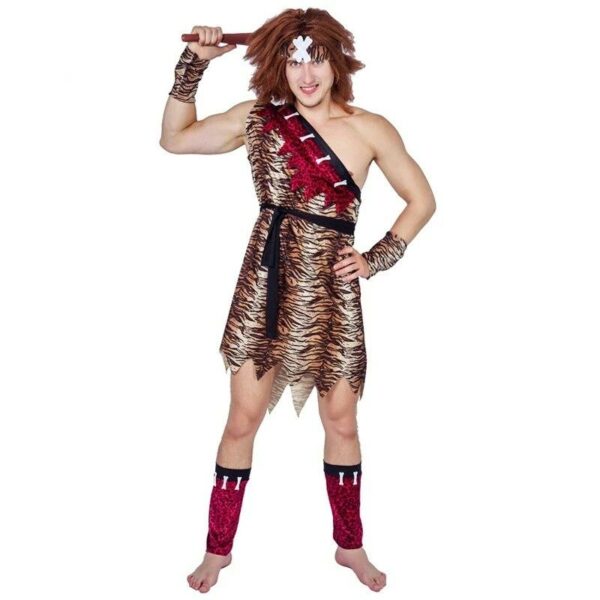 Un homme pose en costume d'homme des cavernes. Le déguisement est composé d'une tunique longue à motif zébré, de manchettes et de guêtres. Il a aussi un bandeau.