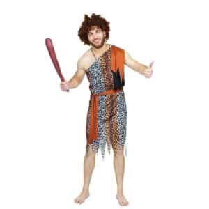 Un homme pose en costume d'homme préhistorique. Le déguisement est composé d'une tunique longue asymétrique léopard avec ceinture marron. Il a une massue en plastique à la main.