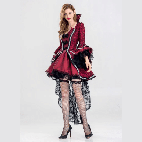 Femme portant le costume gothique de vampire pour femme se composant d'une robe rouge avec de la dentelle noire et un col montant, sur fond gris.