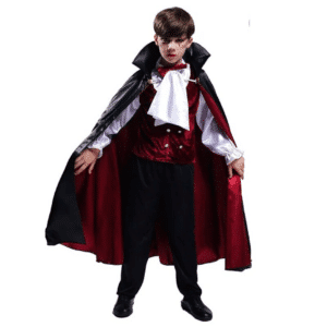 Garçon portant le déguisement de chef des vampires pour enfant, se composant d'une longue cape noire luxueuse, une chemise à gilet rouge, un foulard blanc à jabot et un pantalon noir ample, sur fond blanc.