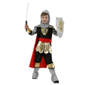 Un petit garçon pose en costume de chevalier. Le déguisement est constitué d'une cagoule effet cotte de maille, d'une tunique noire avec blason doré et cape rouge, d'un pantalon noir et de guêtres effet bottes d'armure. L'enfant porte à la main un bouclier et une épée.