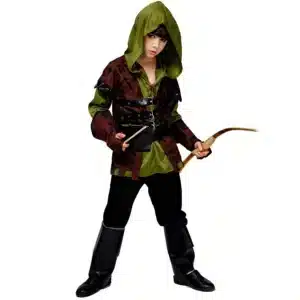 Un garçon porte un costume de Robin des bois. Il est tient un arc et une flèche dans les mains. Il porte un haut vert à capuche avec gilet et mitaines marron. Il porte aussi un pantalon noir et des guêtres noires qui ressemblent à des bottes.