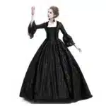 Une femme porte un déguisement de courtisane. La robe est noire avec de la dentelle noire. Elle est ajustée sur le haut avec des manches longues et un effet corsage. Le bas de la robe est évasé et long.
