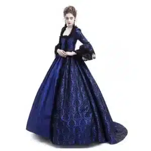 Une femme porte un déguisement de courtisane. La robe est bleu royal avec de la dentelle noire. Elle est ajustée sur le haut avec des manches longues et un effet corsage. Le bas de la robe est évasé et long.