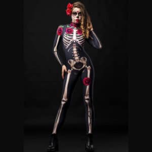 Femme portant la combinaison noire pour femme imprimé squelette, qui est une combinaison à enfiler avec un imprimé squelette sur tout le corps, avec des roses parsemées également imprimées, sur fond noir.