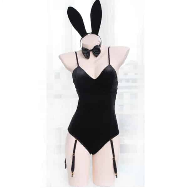 Body noir de lapin sexy sur un mannequin, avec des oreilles et un collier assorti.