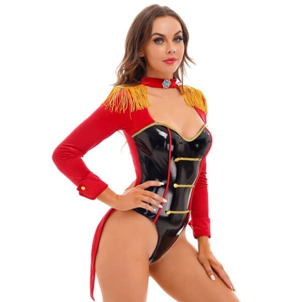 Femme brune portant un déguisement sexy femme dompteuse de couleur rouge et noir