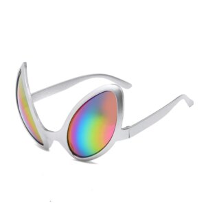 Lunettes extraterrestres argentées avec les verres multicolores, sur fond blanc