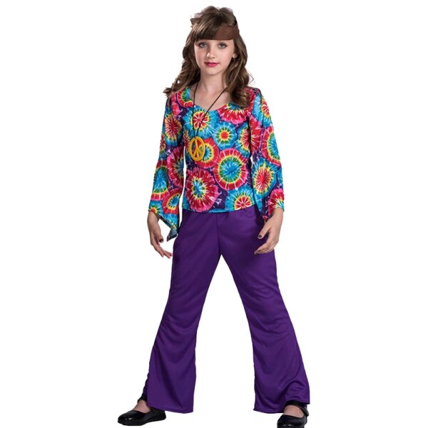 Une fille déguisée en hippie porte une chemise à motif psychédélique, un pantalon violet et un bandeau marron. Elle est sur un fond blanc.