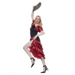 une femme qui porte le costume de danse sévillane noir sur fond blanc