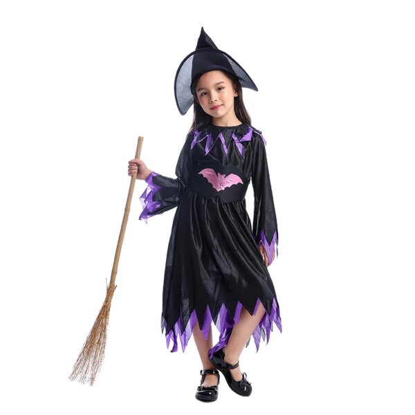 petite fille qui porte le costume de sorcière noir et violet, avec un balai et un chapeau pointu, sur fond blanc